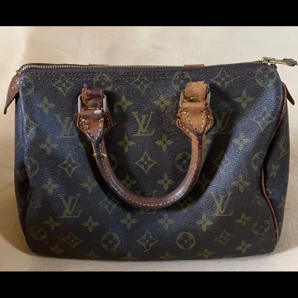 Louis Vuitton monogram speedy 25.